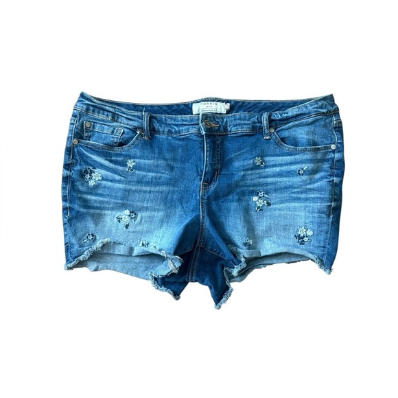Torrid Floral Embroidered Medium Wash Size 20 Denim Shorts Mid Rise - Picture 1 of 7